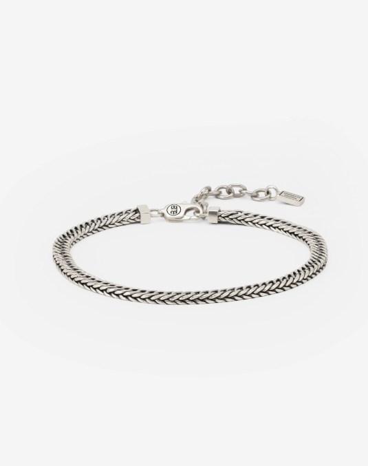 Ervaar de kracht van het Esther Mini enkelbandje. Handgemaakt met puur vakmanschap, is elke schakel in elkaar gewoven, met onze iconische Esther weeftechniek, om een stoere look te creëren. De donkere elementen in het 925 zilver, geven de Esther-collectie haar signature touch. Dit enkelbandje is verkrijgbaar in drie verstelbare maten, waardoor een comfortabele en perfecte pasvorm wordt gegarandeerd. Dankzij de verstelbare lengtes kun je het item als armband of enkelbandje dragen. Verstelbare lengte: S: 18-22 cm M: 21-25 cm L: 24-29 cm