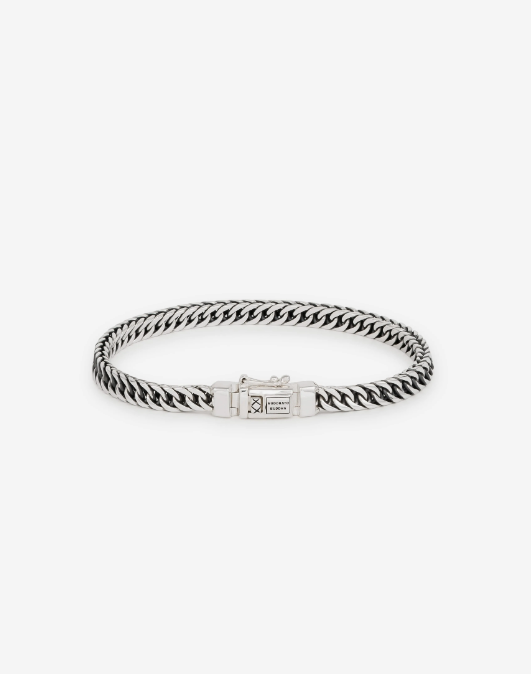 De Esther schakel is een iconische familie in de Heritage collectie. De Esther mini armband is een verfijnde variant van de populaire Esther schakel. Het is de smalste variant onder de zilveren Esther armbanden. Handgemaakt en tijdloos zoals alle Buddha to Buddha sieraden.
