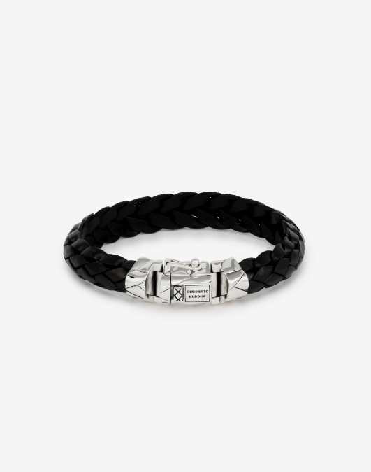 De Mangky leren armband, geïnspireerd door onze toonaangevende leervlechter Komang in Bali, combineert vakkundig geweven leer met een zilveren sluiting, ontworpen door ons team in Amsterdam. Met hoogwaardig leer met de hand gemaakt, is deze armband iets groter dan zijn tegenhanger, de Mangky small leren armband. Welk verhaal ga jij vertellen met deze armband?