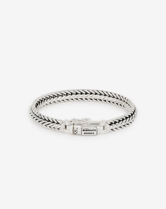 De Nurul XS armband is de smallere variant van de populaire Nurul armband. Dezelfde detaillering, sterk en subtiel in één! Deze tijdloze zilveren armband is weinig opvallend, totdat je er goed naar kijkt en de finesse van dit exemplaar pas echt tot je door dringt. Een waar kunstwerk! Handgemaakt en perfect combineerbaar met andere Buddha to Buddha sieraden.