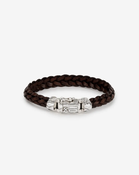 De Mangky Small armband, geïnspireerd door onze toonaangevende leervlechter Komang in Bali, combineert vakkundig geweven leer met een zilveren sluiting, ontworpen door ons team in Amsterdam. Met hoogwaardig leer met de hand gemaakt, is deze armband iets kleiner dan zijn tegenhanger, de Mangky leren armband. Welk verhaal ga jij vertellen met deze armband?