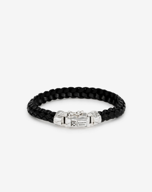 
Armband Mangky Small Leer Zwart

Gerecycled 925 sterling zilver/leer

€ 219,00
Pak jouw favoriete cadeaus in met onze giftwraps
Product Opties:
Kies jouw Maat
Maattabel

In Winkelwagen
Gratis verzending & veilig retourneren
Veilig & gratis verzending vanaf 50 euro. 30 dagen retour en 12 maanden* garantie op je artikelen.

Duurzaam sieraad
Onze sieraden worden duurzaam gemaakt van gerecycled zilver en goud. Verpakt in 100% biologisch afbreekbare verpakkingen van (aardappel)zetmeel.

De Mangky Small armband, geïnspireerd door onze toonaangevende leervlechter Komang in Bali, combineert vakkundig gewoven leer met een gerecycled zilveren sluiting, ontworpen door ons team in Amsterdam. Met hoogwaardig leer met de hand is gevlochten, is deze armband iets kleiner dan zijn tegenhanger, de Mangky leren armband. Welk verhaal ga jij vertellen met deze armband?