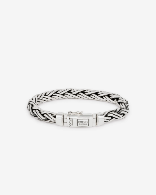 De Katja armband is een prachtig gedetailleerde gevlochten armband. Een echte eyecatcher! Het ontwerp van deze subtiele zilveren armband is gebaseerd op de iconische schakel Katja. Handgemaakt en tijdloos zoals alle Buddha to Buddha sieraden. De zilveren armband laat zich perfect combineren, wees creatief en combineer sieraden van andere families, zoals Ellen of Ben. De Katja is breder dan de Katja XS armband.