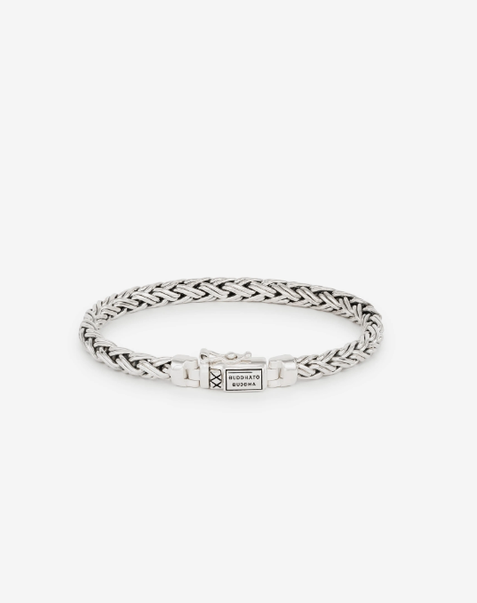 De Katja XS armband is een prachtig gedetailleerde gevlochten armband. Een echte eyecatcher! Het ontwerp van deze subtiele zilveren armband is gebaseerd op de iconische schakel Katja. Handgemaakt en tijdloos zoals alle Buddha to Buddha sieraden. De zilveren armband laat zich perfect combineren, wees creatief en combineer sieraden van andere families, zoals Ellen of Ben. De Katja XS is smaller dan de Katja armband.