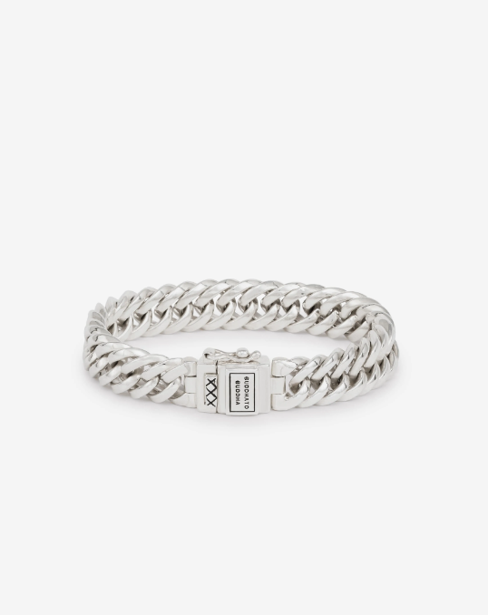 De Chain XS Armband is een meesterwerk van verfijning en vakmanschap, een eerbetoon onze iconische Chain armband. Elk schakel van deze armband is met uiterste precisie handgemaakt uit gerecycled zilver. Het gedetailleerde schakelontwerp maakt de Chain XS Armband tot een onmiskenbaar Buddha to Buddha sieraad. Ontworpen in Amsterdam en met de hand vervaardigd in Zuid-Oost Azië. Ethiek en esthetiek smelten samen in dit product. Ben jij klaar om een nieuw hoofdstuk te beginnen met deze armband?