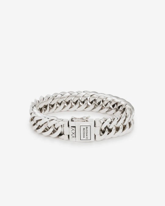 De Chain Small armband is een van onze populairste items uit onze Chain collectie, en een opvallende creatie. Deze armband kenmerkt zich door unieke schakels. We hebben de wereldwijd bekende gourmet schakel, omgetover tot een stijlvolle en opmerkelijke Buddha to Buddha creatie. Deze tijdloze armband, met de hand gemaakt van gerecycled zilver, kan naadloos worden gecombineerd met andere sieraden uit de Chain collectie. Deze schakel staat symbool voor connectie. Met wie verbind jij je door het dragen van deze armband? Laat jouw verhaal zich verweven met dit unieke sieraad.