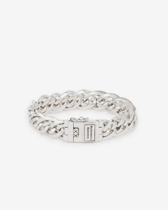 De Nathalie is een van de bekendste schakels uit de Heritage collectie. De aparte dubbele schakels die typisch zijn voor de Nathalie familie maakt deze sterling zilveren armband tot een echte blikvanger! Creëer een vlotte en stoere look met deze tijdloze en handgemaakte armband. De zilveren armband laat zich perfect combineren met andere Buddha to Buddha sieraden. De Nathalie XS is smaller dan de Nathalie en breder dan de Nathalie Mini.