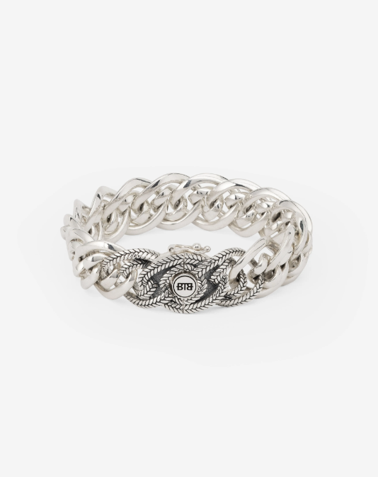 Onze Nathalie Textuur Small Armband is een prachtig statement sieraad. Het unieke ontwerp van de Nathalie schakel loopt door in de hele armband, inclusief de sluiting, waardoor er een krachtig geheel met een unieke look ontstaat. Het slot laat fijn vlechtwerk zien, doordat onze Nathalie weving is gecombineerd met de iconische Barbara structuur, deze combinatie creëert een luxere uitstraling. Combineer het met de bijpassende ring voor een prachtige set die zich onderscheidt van de standaard Nathalie collectie. Deze armband straalt verfijning uit met een opvallende details en een uniek slot. 