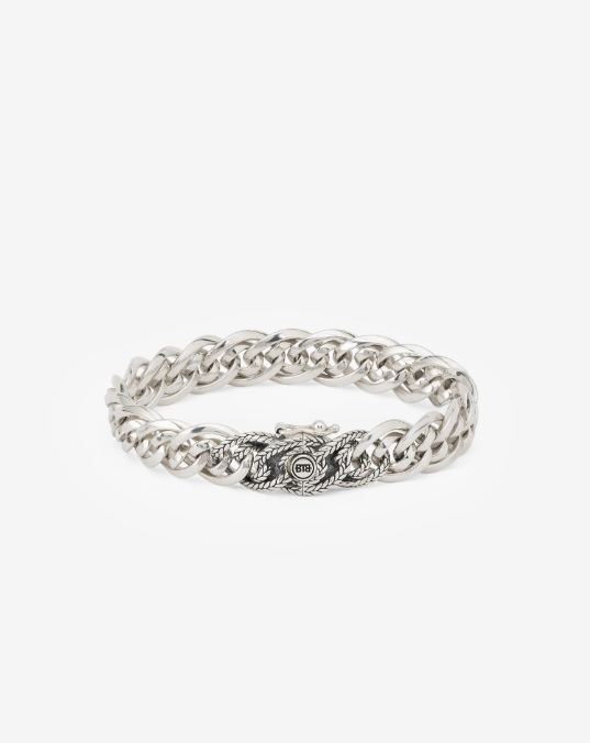 Onze Nathalie Textuur XS Armband is een prachtig statement sieraad. Het unieke ontwerp van de Nathalie schakel loopt door in de hele armband, inclusief de sluiting, waardoor een krachtig geheel met een unieke look ontstaat. Het slot laat fijn vlechtwerk zien, doordat onze Nathalie weving is gecombineerd met de iconische Barbara structuur, deze combinatie creëert een luxere uitstraling. Deze armband is ook beschikbaar in een grotere variant en is perfect te combineren met de bijpassende ring.