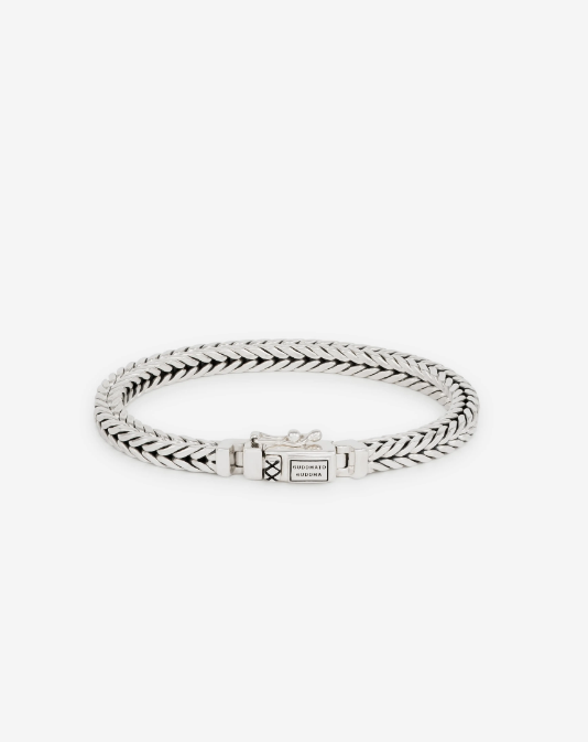 De Barbara XS Armband is een iconische Buddha to Buddha armband, waarbij de kracht van verbinding en vakmanschap centraal staan. Elk schakel van deze armband is met uiterste precisie handgemaakt en weerspiegelt de toewijding en passie van onze ambachtslieden. De gedetailleerde schakels en het compacte ontwerp maken de Barbara XS Armband tot een subtiele, doch krachtige toevoeging aan jouw sieradencollectie. Ontworpen in Amsterdam en met de hand gemaakt uit gerecycled zilver in Zuid-Oost Azië. Welke mijlpaal vier jij met dit sieraad?