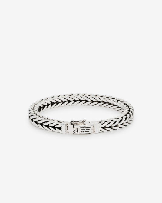 De Barbara Armband, een icoon uit onze collectie, is een perfecte balans tussen kracht en verfijning. Met zijn kenmerkende vierkante schakels en gedetailleerde ontwerp, vertelt deze armband een verhaal van vakmanschap en passie. Het duurt dagen om de alle fijne schakels van een Barbara armband in elkaar te weven. Vervaardigd uit duurzaam gerecycled 925 zilver en ontworpen in Amsterdam. Hoewel breder dan de Barbara XS, blijft deze armband verrassend elegant en kan hij moeiteloos gecombineerd worden met andere Buddha to Buddha-sieraden. Een tijdloos sieraad dat generaties lang gekoesterd zal worden. Met wie of wat verbind jij jezelf door deze armband te dragen?