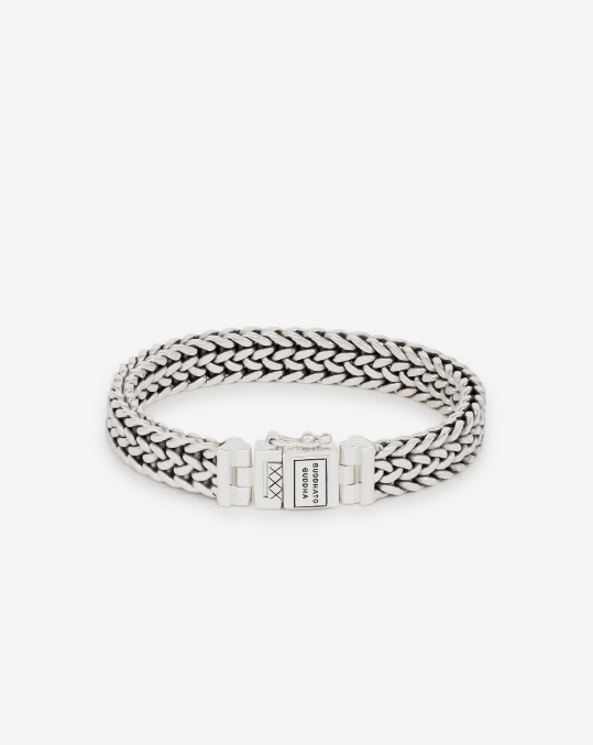 De Julius armband is een stoere en trendy toevoeging aan onze welbekende Heritage collectie. Het gedetailleerde ontwerp is gebaseerd op traditionele Balinese weeftechnieken. Deze armband is stevig en tijdloos en maakt elke outfit compleet. De Julius-familie bestaat uit drie armbanden en twee soorten ringen, allemaal handgemaakt en gemaakt van sterling zilver. De Julius-armband is breder dan de Julius Small-armband.