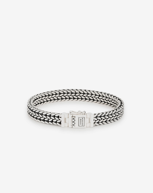 De Julius Small armband is een stoere en trendy toevoeging aan onze welbekende Heritage collectie. Het gedetailleerde ontwerp is gebaseerd op traditionele Balinese weeftechnieken. Deze armband is stevig en tijdloos en maakt elke outfit compleet. De Julius-familie bestaat uit drie armbanden en twee soorten ringen, allemaal handgemaakt en gemaakt van sterling zilver. De Julius Small armband is smaller dan de Julius armband.