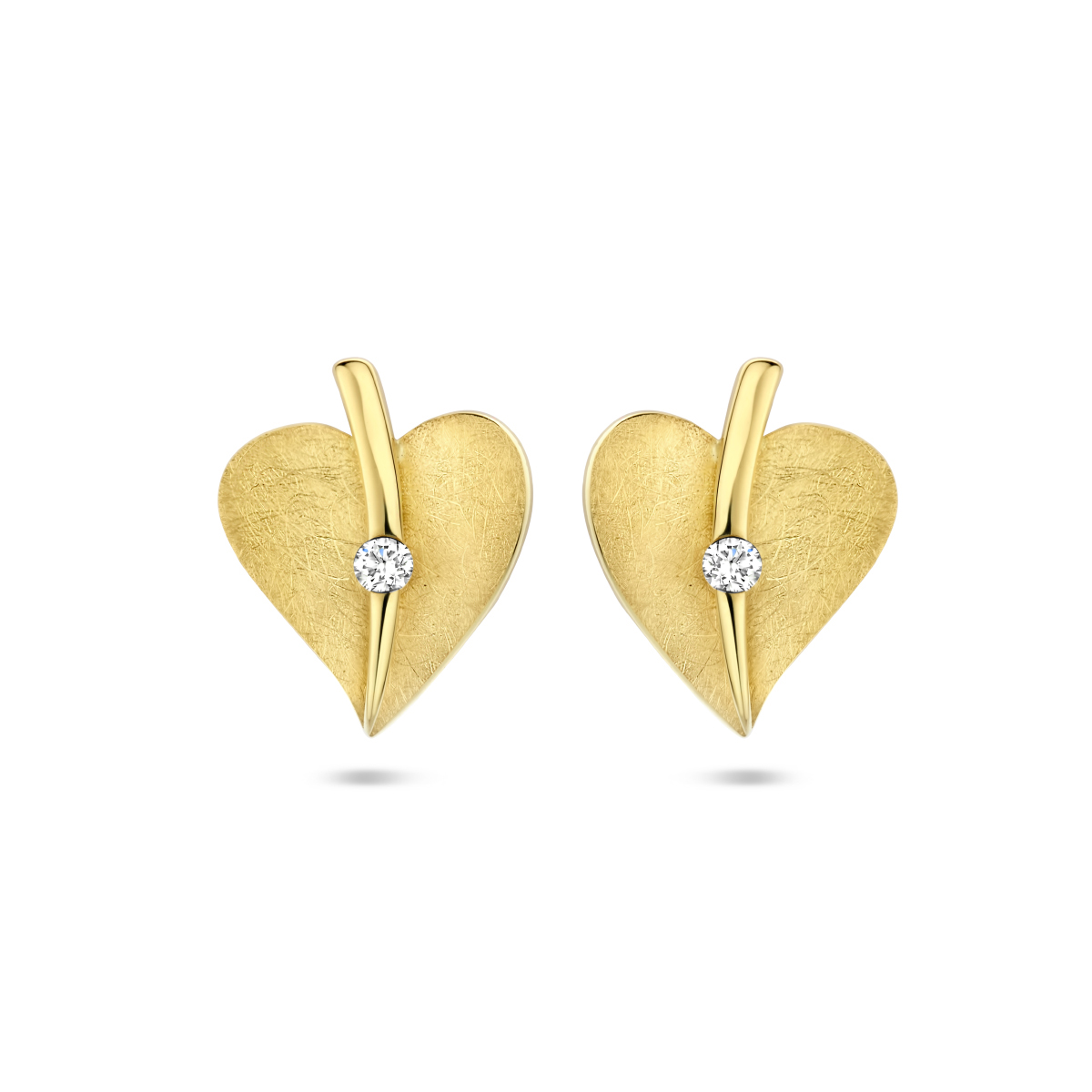 14k Geelgouden oorknoppen uitgevoerd in vorm van een hart en een schitterende diamant. De oorknoppen hebben een afmeting 11x9.5mm.