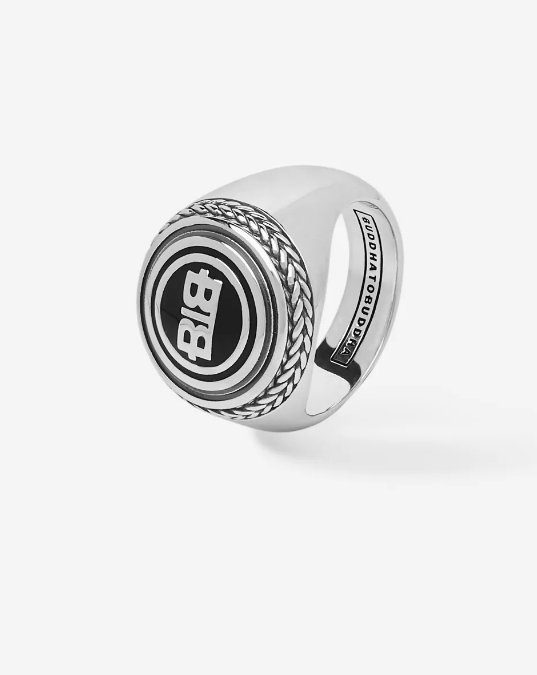 Deze robuuste zegelring is gemaakt van 925 sterling zilver en heeft een gedetailleerd ontwerp. Het randje rondom het logo is gebaseerd op de Batas familie en betreft een Balinese weeftechniek. Het logo op de zegelring geeft de ring een stoere en tijdloze look. Deze handgemaakte en klassieke ring combineert een solide ontwerp met subtiele details in de afwerking. Een stijlvol accessoire om elke dag te dragen en jouw outfit helemaal compleet te maken. De Tangguh familie is een nieuwe lijn in de Heritage collectie en bestaat uit zes handgemaakte en tijdloze zegelringen. Deze ring valt in de categorie brede ringen.