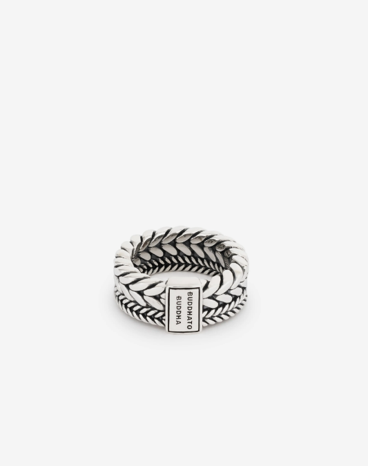 De Barbara Dubbel ring, een geweldige toevoeging aan de Barbara familie. De prachtige Barbara schakel komt twee keer terug in deze dubbele ring, één keer in een iets bredere variant en één keer in een subtielere variant. Alsof je twee ringen combineert! De tijdloze en handgemaakte zilveren ring maakt jouw outfit helemaal af. Deze ring valt binnen categorie brede ringen.