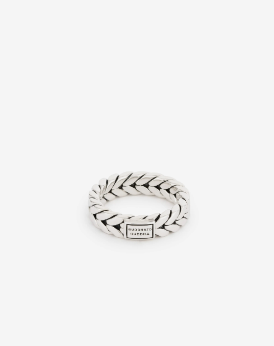 De krachtige Barbara schakel is een van onze meest populaire ontwerpen. Natuurlijk is deze succesvolle familie niet compleet zonder een XS ring. De Barbara XS ring is geïnspireerd op de beroemde Barbara weeftechniek en is een verfijnde XS versie van de Barbara Double Ring. De Barbara familie bestaat ook uit zilveren en leren armbanden, ringen en kettingen die perfect te combineren zijn met deze Barbara XS ring. 