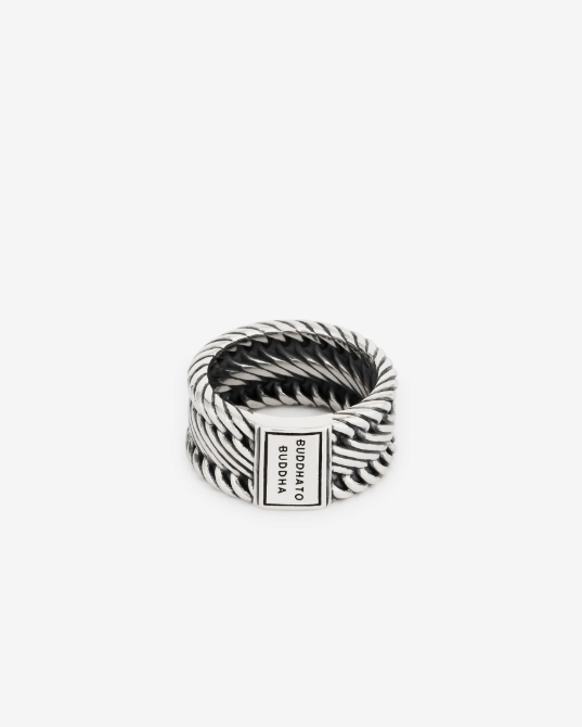 De Edwin familie is een van de meest populaire collecties van Buddha to Buddha. De Edwin Small Ring is ontwikkeld als prachtige aanvulling op onze Edwin familie. De ring is gedetailleerd met een stoere uitstraling. Met zijn fijne textuur en breedte is deze zilveren ring geschikt voor iedereen. Handgemaakt van sterling zilver en tijdloos zoals alle Buddha to Buddha-sieraden, deze ring kan perfect worden gecombineerd met andere sieraden. Wees creatief en combineer sieraden van andere families, zoals Ellen of Ben. Deze ring valt in de categorie brede ringen.