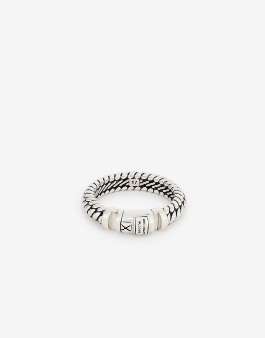 Het bekende Buddha to Buddha-slot én de beroemde Ben-schakel zijn nu verwerkt in één ring. Wat meteen opvalt aan de Ben XS Lock Ring zijn de stoere looks…Ondanks dat de ring valt in de categorie smalle ringen. Wat ook meteen opvalt zijn de stevige schakels die naadloos op elkaar aansluiten. Dit komt doordat ze net zo lang met de hand bewerkt worden tot het eindresultaat oogverblindend is. Dat maakt de Ben XS Lock Ring een ring waar je er eindeloos naar kan blijven kijken. Maar vooral eentje die je héél vaak wilt dragen.
