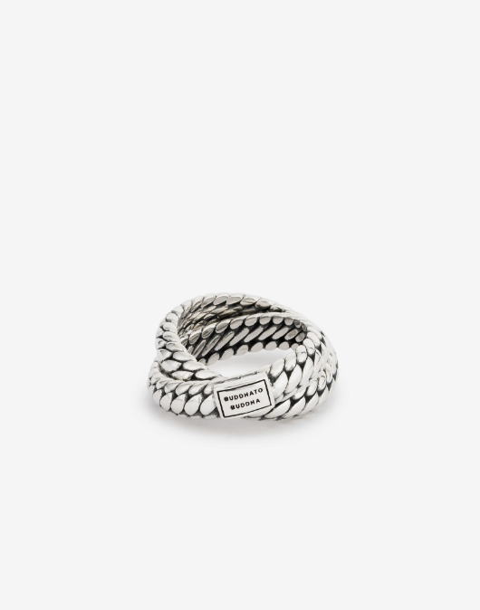 Met deze dubbele ring uit de Ben familie heb je echt iets speciaals om je vinger. De Ben schakel is een klassieker uit de Heritage collectie en wordt met recht icoon genoemd. Als lid van de populaire Ben familie geeft deze zilveren ring jou gegarandeerd een stoere en fashionable look. De ring laat zich perfect combineren met onze andere handgemaakte en tijdloze sieraden. Deze ring valt binnen categorie brede ringen.