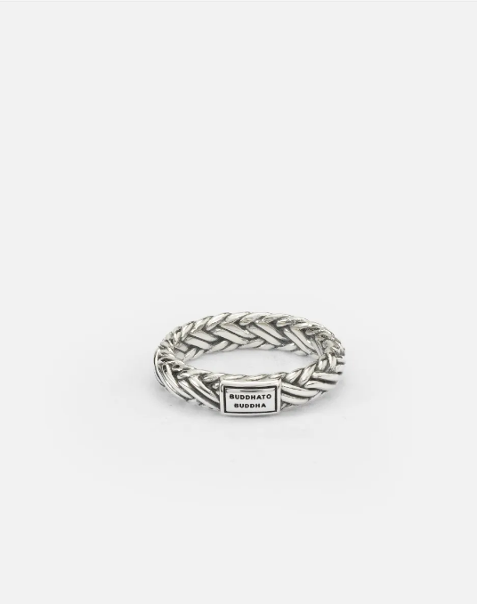 De Katja XS ring is een prachtig gedetailleerde en gevlochten ring. Een echte eyecatcher! Het ontwerp van deze subtiele zilveren ring is gebaseerd op de iconische schakel Katja. Handgemaakt en tijdloos zoals alle Buddha to Buddha sieraden. De zilveren ring laat zich perfect combineren, wees creatief en combineer sieraden van andere families uit de Heritage collectie, zoals Ellen of Ben. Deze ring valt in de categorie smalle ringen.
