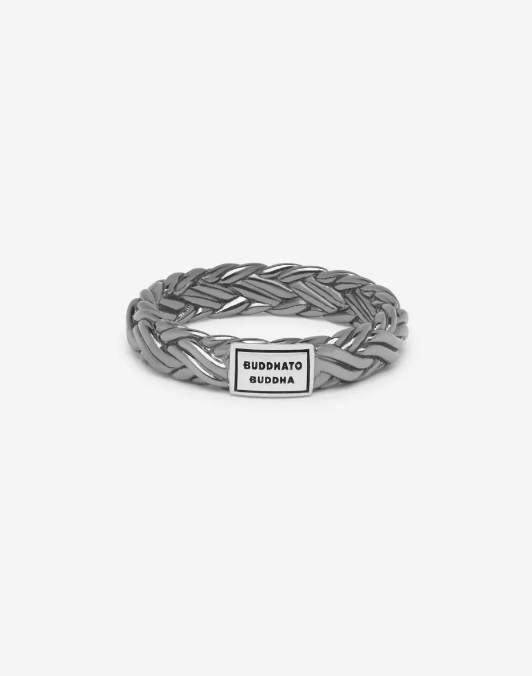 Het ontwerp van de katja XS ring is aangepast met een unieke glanzende rhodium finishing en gepolijste zilveren details. Jouw levensstijl en de natuurlijke elementen bepalen de look van je sieraad in de loop van tijd en creëren een vintage en ruwe uitstraling die een persoonlijk statement is van jouw reis door het leven. Deze ring valt in de categorie smalle ringen. Let op! Deze unieke rhodium finish is zo ontwikkeld dat je sieraad een vintage look krijgt naarmate je het draagt. Zo ontwikkel je een eigen look, passend bij jou levensstijl.