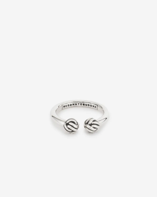 Onze Refined collectie heeft een verfijnde en elegante stijl. Het ontwerp van deze subtiele zilveren ring is gebaseerd op de bekende schakel van de Katja-familie. De Katja schakel is een geweven design en deze details komen terug in deze verfijnde zilveren ring. De ring is handgemaakt uit 925 sterling zilver.