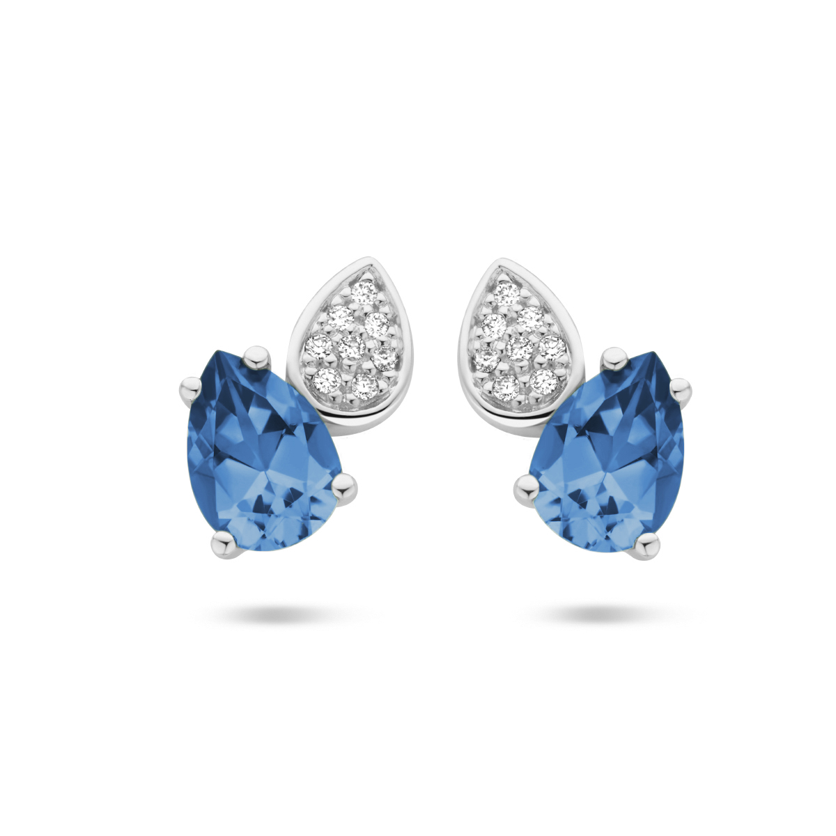14k Witgouden oorknoppen uitgevoerd met schitterende london blue topaas en diamant. De oorknoppen hebben een afmeting van 11.5x7mm. De topaas heeft een steengewicht van 0.75ct (2x 0.37ct) en het diamantgewicht is 0.05ct (2x 0.025)ct.