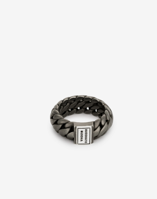 Het ontwerp van de Ben Small ring is aangepast met een unieke matte rhodium finishing en gepolijste zilveren details. Jouw levensstijl en de natuurlijke elementen bepalen de look van je sieraad in de loop van tijd en creëren een vintage en ruwe uitstraling die een persoonlijk statement is van jouw reis door het leven. Deze ring valt in de categorie brede ringen. Let op! Deze unieke rhodium finish is zo ontwikkeld dat je sieraad een vintage look krijgt naarmate je het draagt. Zo ontwikkel je een eigen look, passend bij jou levensstijl.