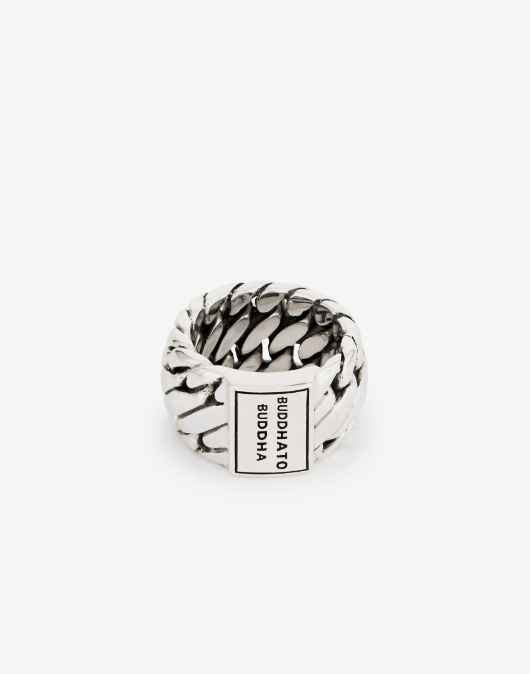 De Ben Ring, een iconisch sieraad uit onze collectie, belichaamt tijdloze klasse en vakmanschap. Vervaardigd uit gerecycled zilver, staat deze ring symbool voor kracht en moed. De kenmerkende en populaire Ben-schakel, ontworpen in Amsterdam en met toewijding handgemaakt in Zuidoost-Azi&euml;, voegt een unieke touch toe aan elke outfit. Het dragen van een Ben sieraad betekent dat je kracht en moed met je meedraagt! De Ben Ring is breder dan de Ben Small Ring en valt binnen de categorie brede ringen. Ga jij het leven vieren door jezelf of iemand anders te trakteren op dit krachtige sieraad?