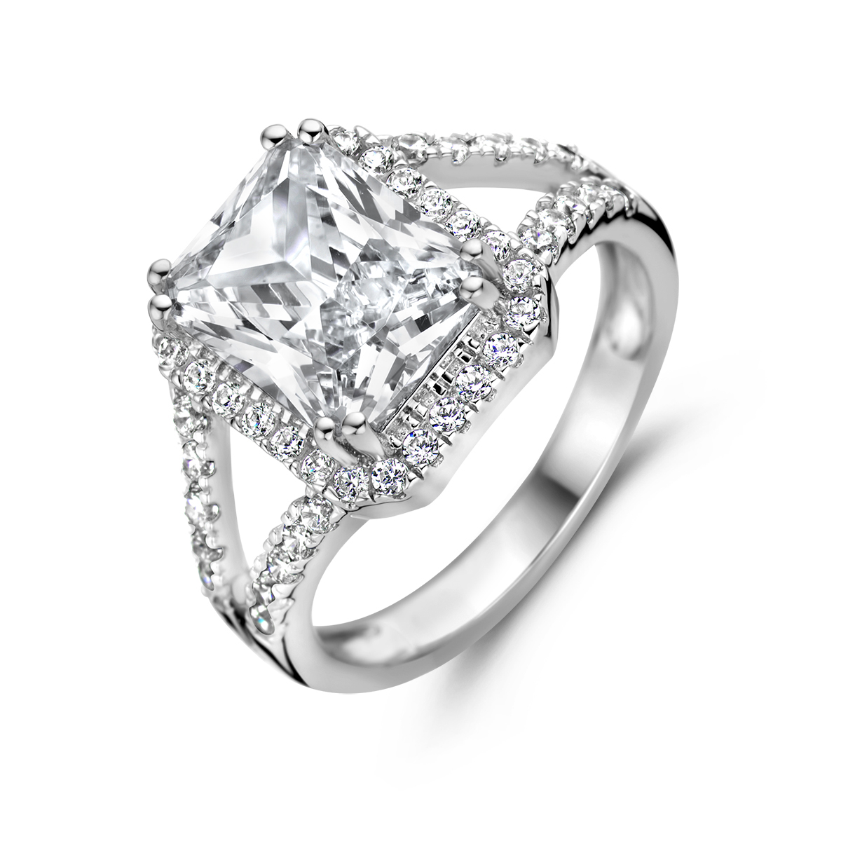 Gerhodineerd 925 zilveren ring uitgevoerd met zirkonia. De ring heeft een breedte van 12.5mm.