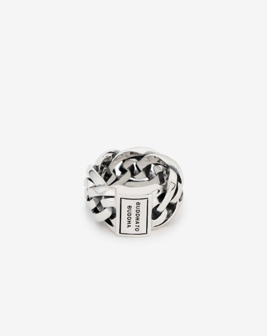 De Nathalie ring is een van de bekendste ringen uit de Heritage collectie op basis van de Nathalie schakel. De aparte dubbele schakel maakt deze sterling zilveren ring tot een echte blikvanger. Creëer een vlotte en stoere look met deze tijdloze en handgemaakte ring. De Nathalie Ring is groter dan de Nathalie Small Ring. Deze ring valt in de categorie brede ringen.