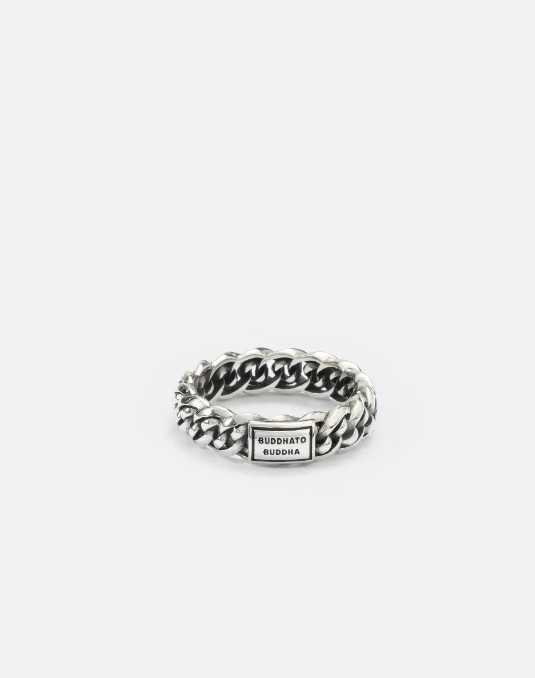 Ken je de populaire Nathalie-schakel? Op basis hiervan is nu ook de Nathalie XS-ring ontworpen. Deze sterling zilveren ring valt in de categorie ‘smalle ringen’ en is nog iets smaller dan de ‘Nathalie Small Ring’. Uitgevoerd met dubbele schakel, uiterst verfijnd en mooi gebalanceerd. Volledig met de hand gemaakt. Over eyecatchers gesproken…