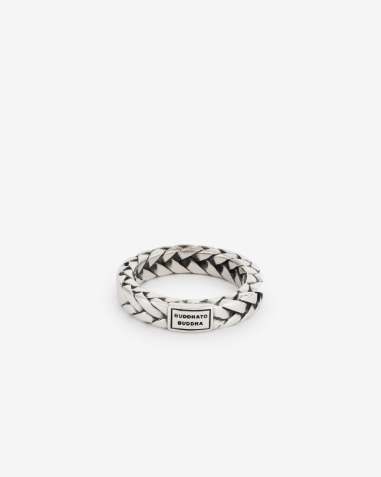 De George Small Ring is een eerbetoon aan verfijnd vakmanschap en gedetailleerd design. Deze ring, met zijn kenmerkende schakelontwerp, is gebaseerd op een traditionele Balinese weeftechniek. Elk detail van de ring is zorgvuldig vormgegeven, waarbij de kunst van het handwerk en traditioneel ontwerp tot uiting komt. Gemaakt van uit gerecycled zilver, is de George Small Ring niet zomaar een sieraad, maar ook een statement van duurzaamheid, vakmanschap en kwaliteit. Ontworpen in Amsterdam en met liefde handgemaakt in Zuidoost-Azië. Draag het als een viering van jouw unieke stijl en de bijzondere momenten in het leven. Met wie of wat verbind jij jezelf door dit sieraad te dragen?