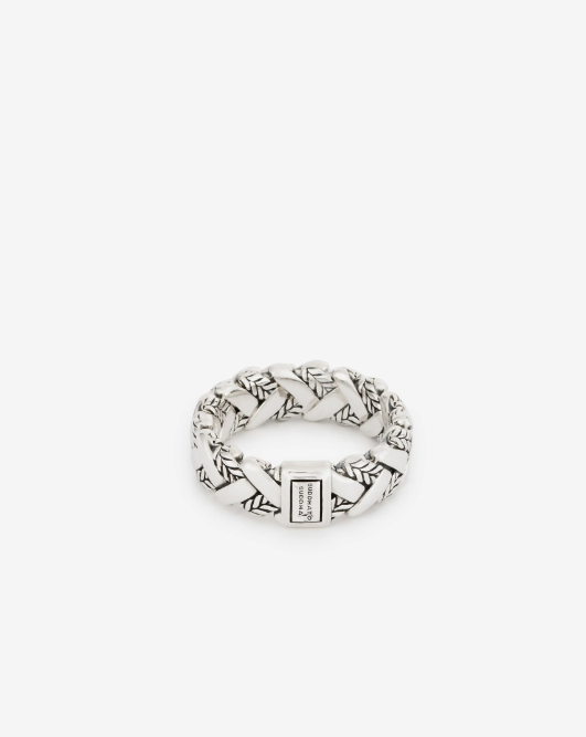 De populaire George familie wordt uitgebreid! Een unieke ring met de bekende George-schakel, maar met een nieuwe touch. Dankzij de aangebrachte structuur op de schakel is deze George Texture ring een echte eye-catcher!
