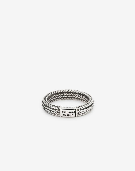 De Ellen familie is een van de subtielere en verfijnde schakels in onze Heritage collectie. De Ellen Small ring is een prachtige ring met de kenmerken van de Ellen schakel in zich. Het is een elegante ring die je goed kunt combineren met andere Buddha to Buddha sieraden. De Ellen Small ring is een kleinere en verfijndere versie van de populaire Ellen-ring.