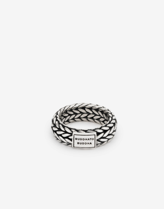 De Ellen familie is een van de subtielere en verfijnde schakels in onze Heritage collectie. De Ellen Small Ring is een prachtige ring met de kenmerken van de Ellen schakel in zich. Het is een elegante ring die je goed kunt combineren met andere Buddha to Buddha sieraden. Handgemaakt uit sterling zilver en tijdloos zoals bij alle Buddha to Buddha items.