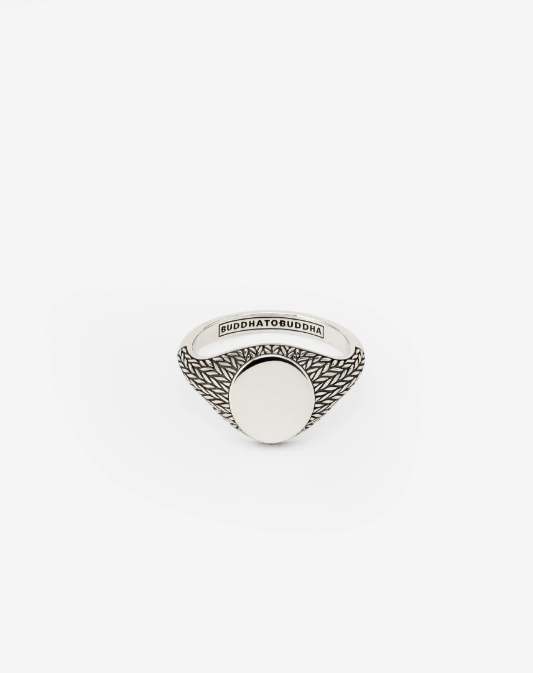 Maak kennis met de unieke Ellen zegelring. Deze ring heeft een klassieke vorm met onze iconische Ellen-structuur, die het vakmanschap van ons merk vertegenwoordigt. De gladde bovenkant van de ring maakt het ideaal voor graveren en personaliseren. Hierdoor is het een perfect geschenk voor je dierbaren en kun je jouw persoonlijke verhaal vertellen met dit iconische sieraad. Deze ring is ook verkrijgbaar in 14-karaats goud. Vertel je persoonlijke verhaal en maak een statement met de Ellen zegelring. 