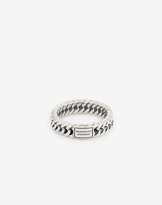 Ken je de populaire Chain-schakel? Op basis hiervan is nu ook de Chain XS-ring ontworpen. Volledig met de hand gemaakt. Deze sterling zilveren ring valt in de categorie ‘smalle ringen’ en is nog iets smaller dan de ‘Chain Small Ring’. De ring laat zich perfect combineren met andere Buddha to Buddha sieraden.