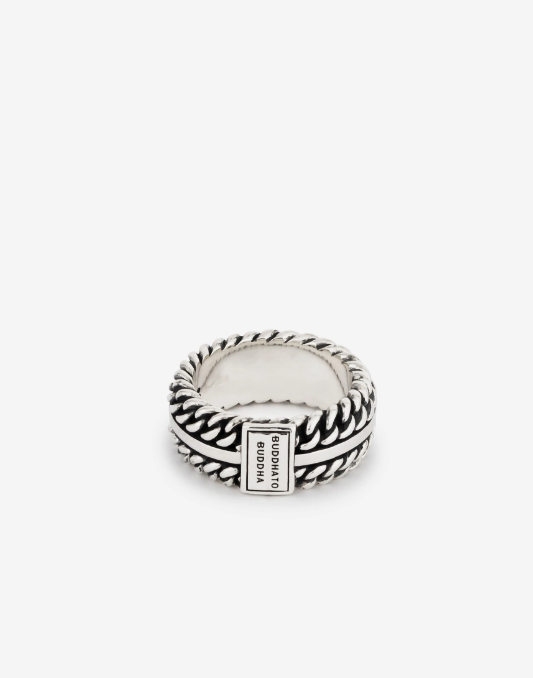De Chain Texture Ring is een uniek en stoer exemplaar binnen de populaire Chain familie. Kijk naar de prachtige detaillering! Dit zilveren sieraad bevat tweemaal de Chain structuur in de ring. Handgemaakt en tijdloos zoals alle Buddha to Buddha sieraden. De zilveren ring laat zich perfect combineren met andere Buddha to Buddha sieraden , bijvoorbeeld uit de Heritage of Refined collectie. Deze ring valt binnen categorie brede ringen.