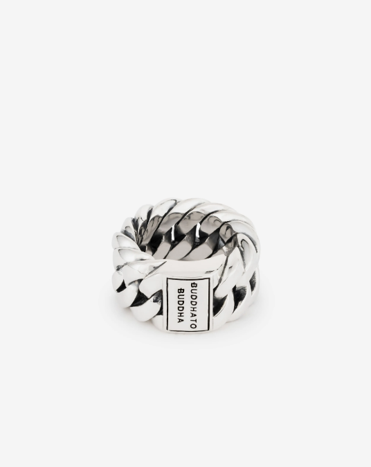 De Chain-ring is een waar icoon binnen de Chain-collectie en een meesterwerk op zich. Deze ringencollectie onderscheidt zich door haar unieke schakels. De wereldberoemde gourmet-schakel is getransformeerd tot een stijlvolle en opvallende creatie van Buddha to Buddha. Dit tijdloze sieraad, met zorg met de hand vervaardigd uit gerecycled zilver, laat zich naadloos combineren met andere items uit de Chain-collectie. De Chain ring is groter dan de Chain Small Ring en valt in de categorie brede ringen. De schakel staat symbool voor verbinding. Met wie verbind jij je door het dragen van deze ring? Laat jouw verhaal versmelten met dit unieke sieraad en omarm de kracht van connectie.