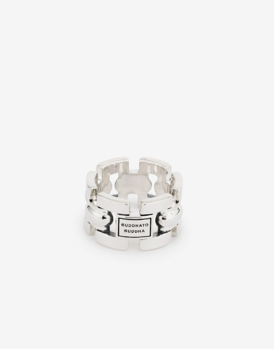 De Batul-ring is een sieraad dat symbool staat voor verbinding en is vernoemd naar Batul Loomans, de oprichter van Buddha to Buddha. Het originele Batul-ontwerp ontstond in 1997 toen onze oprichter op een meditatiereis was, belichamend zijn boodschap van verbinding. De ring is ook verkrijgbaar in een fijnere variant: de Batul Mini ring, die iets kleiner is dan de Batul-ring. Elk sieraad is zorgvuldig ontworpen in het bruisende hart van Amsterdam en met toewijding met de hand vervaardigd in Zuidoost-Azië. Deze ring valt onder de categorie 'brede ringen', wat het een opvallend statement maakt voor elke gelegenheid. Wij geloven dat ieder sieraad een eigen ziel heeft, wat betekent dat voor jou?