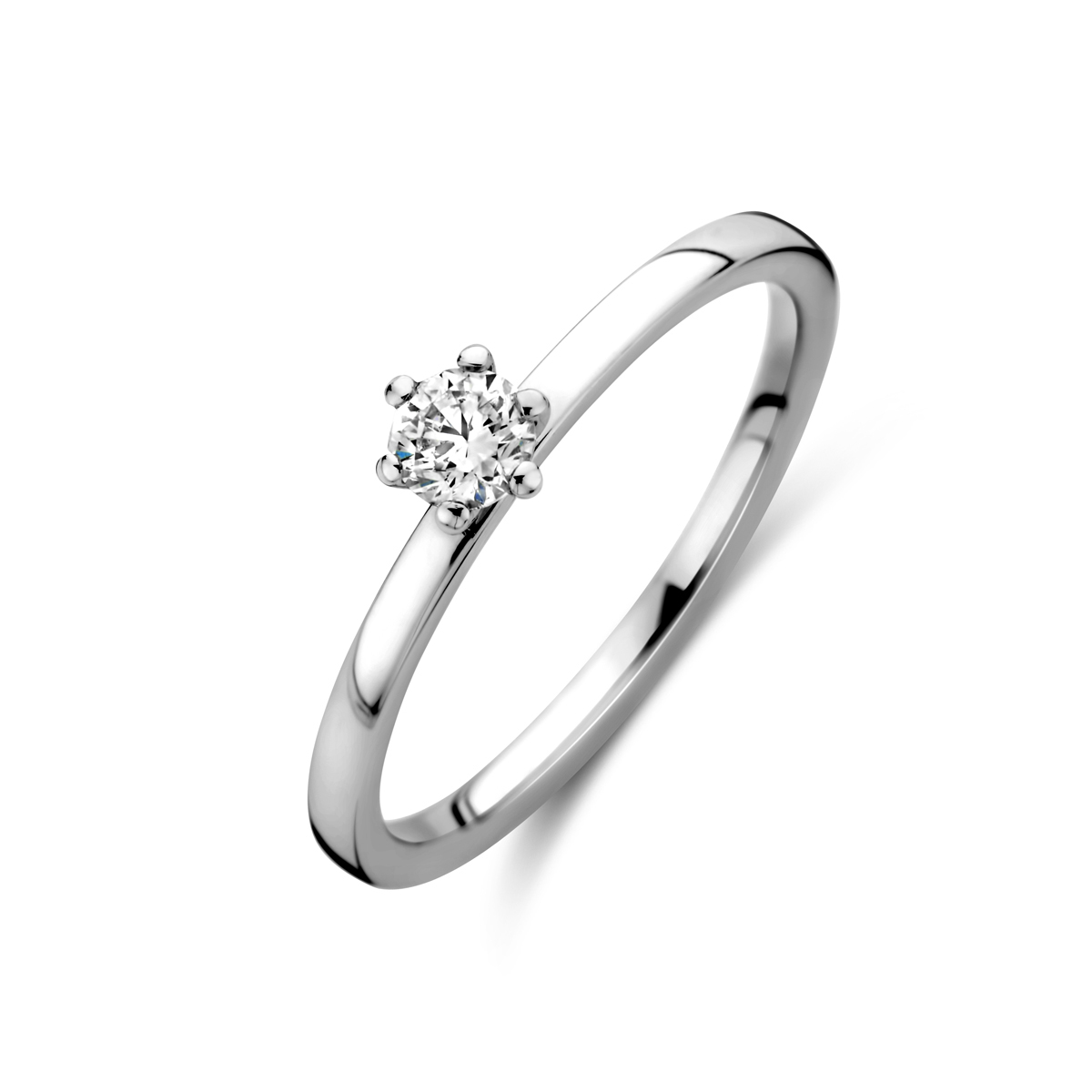 Platina ring uitgevoerd met diamant. De ring heeft een breedte van 4.4mm.