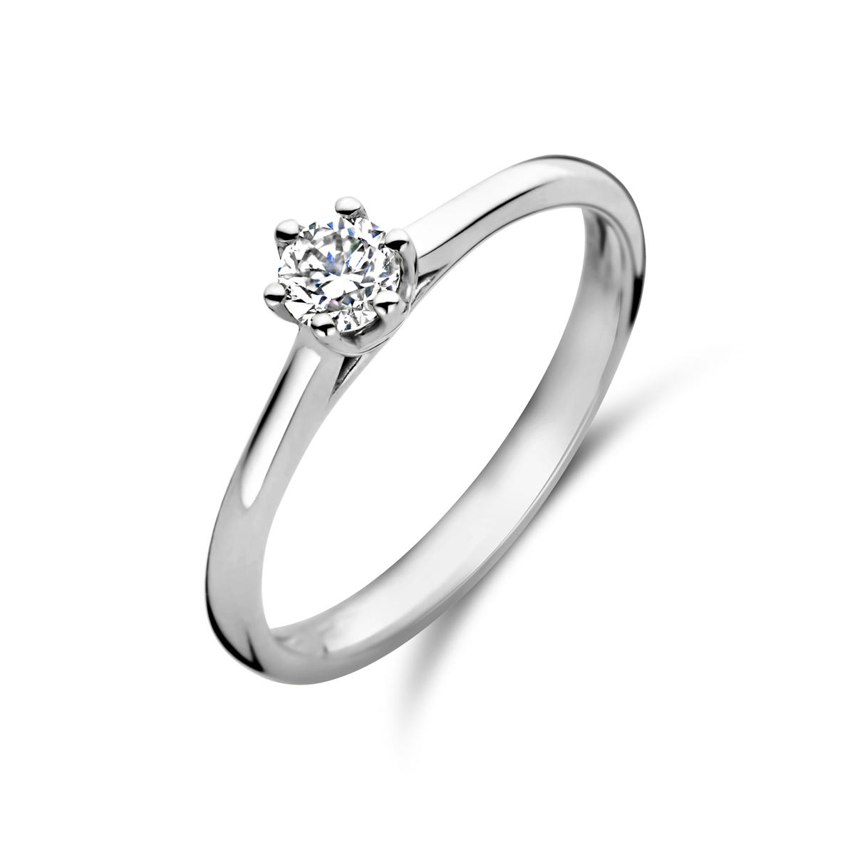14k Witgouden ring uitgevoerd met diamant. De ring heeft een breedte van 5mm.  