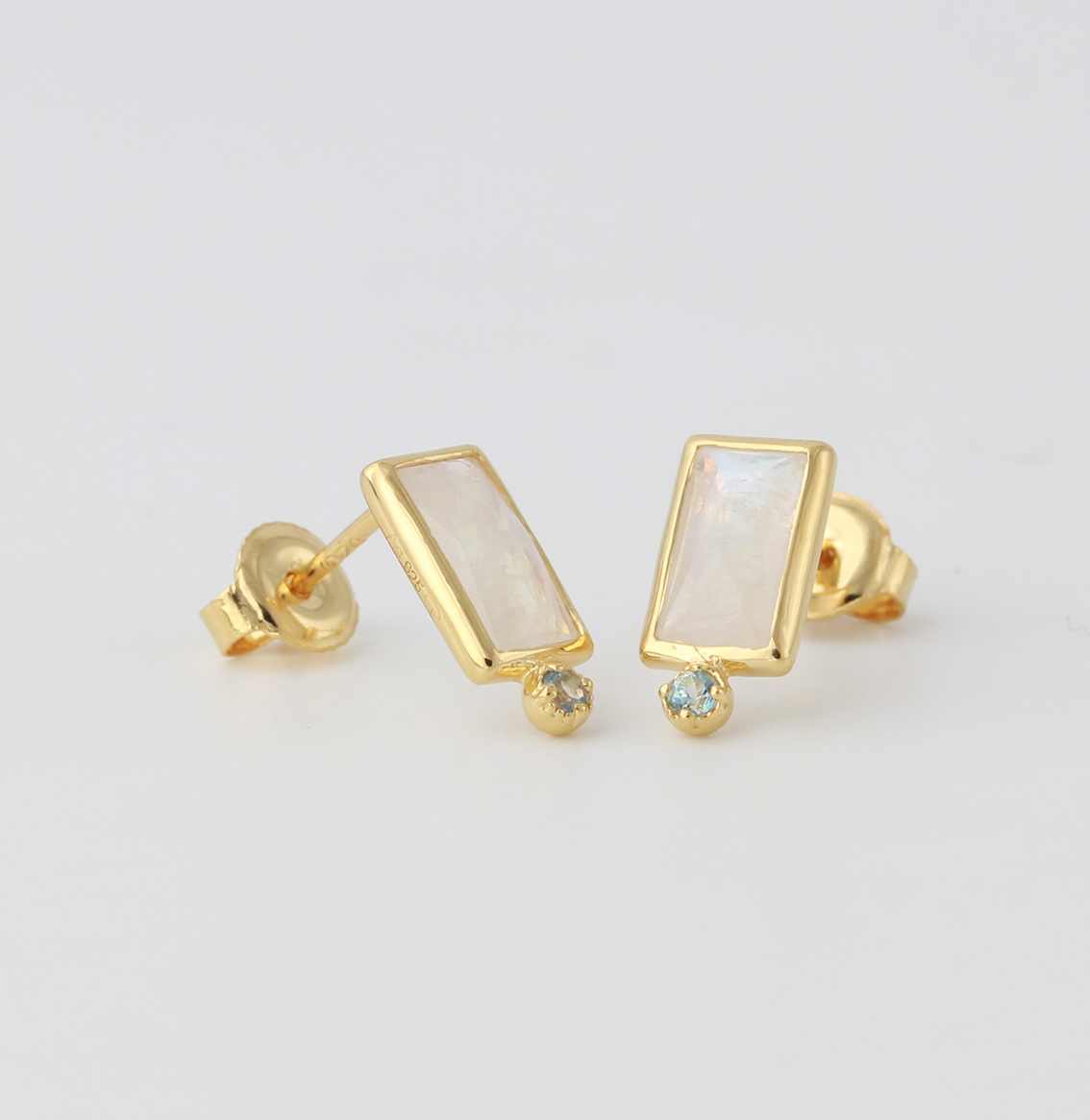 zilver verguld langwerpige oorstekers met maansteen en topaas.
Bijpassend collier en hanger.