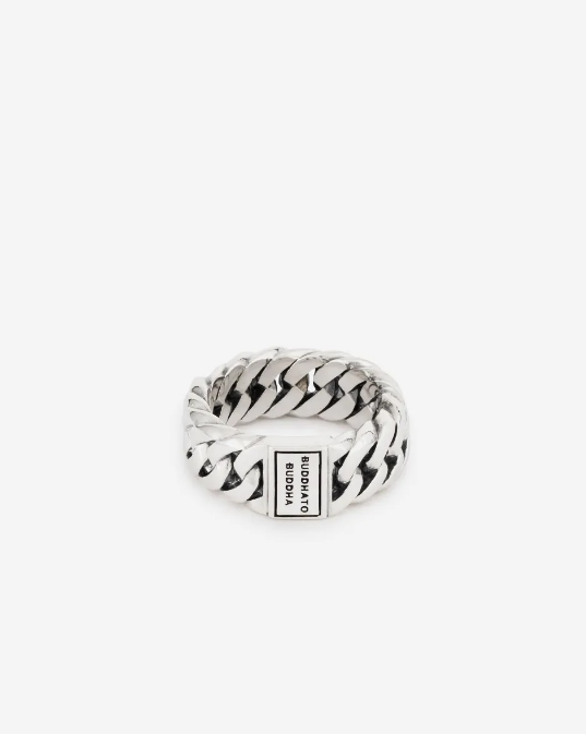 The Chain Small Ring: een echte bestseller op basis van de Chain schakel. Handgemaakt en tijdloos, de sterling zilveren ring kan perfect gecombineerd worden met andere sieraden uit de Chain familie, zoals bijvoorbeeld de armband of oorbellen. De Chain Small ring is smaller dan de Chain ring. Deze ring valt binnen categorie brede ringen.
