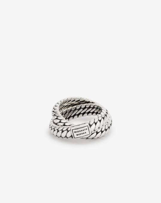 Met deze dubbele ring uit de Ben familie heb je echt iets speciaals om je vinger. De Ben schakel is een klassieker uit de Heritage collectie en wordt met recht icoon genoemd. Als lid van de populaire Ben familie geeft deze zilveren ring jou gegarandeerd een stoere en fashionable look. De ring laat zich perfect combineren met onze andere handgemaakte en tijdloze sieraden. Deze ring valt binnen categorie brede ringen.
