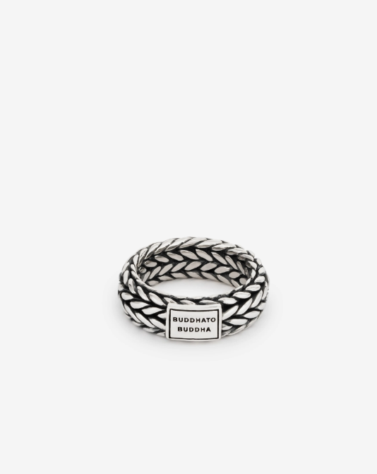 De Ellen familie is een van de subtielere en verfijnde schakels in onze Heritage collectie. De Ellen Small Ring is een prachtige ring met de kenmerken van de Ellen schakel in zich. Het is een elegante ring die je goed kunt combineren met andere Buddha to Buddha sieraden. Handgemaakt uit sterling zilver en tijdloos zoals bij alle Buddha to Buddha items.