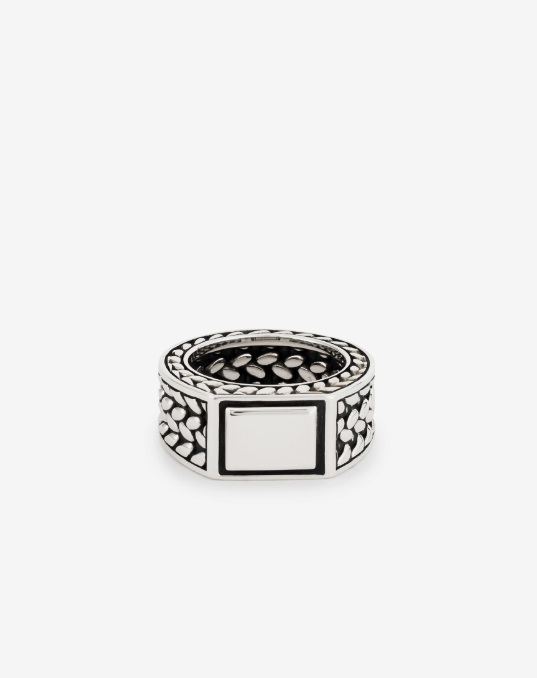 De Julius Signet ring is geïnspireerd op een traditioneel weefpatroon en straalt passie uit. De zilveren Julius sieraden van Buddha to Buddha worden nog steeds ambachtelijk vervaardigd door de beste lokale zilversmeden van Zuidoost-Azië, volgens traditionele methoden. Deze ring is een krachtige, stijlvolle toevoeging aan je sieradencollectie en behoort tot de categorie bredere ringen. Hij is ontworpen in Amsterdam en gemaakt van 925 gerecycled sterling zilver in Zuidoost-Azië. Deze zegelring is bovendien te personaliseren, waardoor het een extra speciaal cadeau wordt voor een dierbaar persoon. Bij ons koop je geen sieraden, je geeft ze cadeau. Aan wie geef jij dit sieraad? Jezelf, of iemand in het bijzonder?