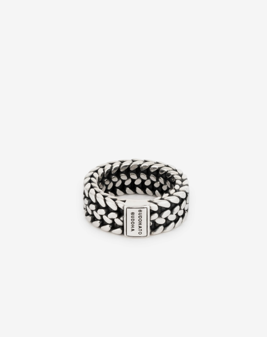 De Julius familie is een coole en trendy toevoeging aan onze bekende Heritage-collectie. De sterling zilveren ring is handgemaakt, unisex en tijdloos. Het gedetailleerde ontwerp is gebaseerd op traditionele Balinese weeftechnieken. Creëer een stoere look met deze tijdloze ring! De Julius familie bestaat uit twee zilveren armbanden, een manchet armband, een zegelring en deze stoere ring. Deze ring valt in de categorie brede ringen.